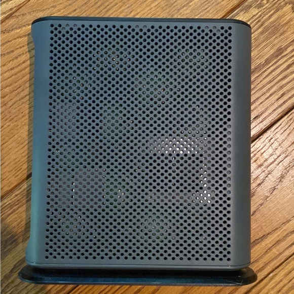 MOTOROLA MG7540 16x4 Cable Modem Plus AC1600 Dual Band Wi-Fi Gigabit Router - Picture 3 of 6